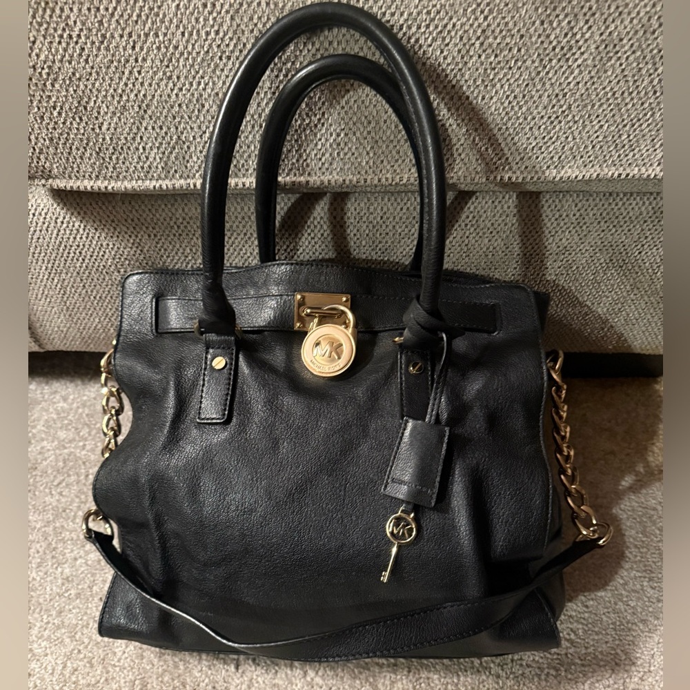 Michael Kors black leather bag gold lock and key
Gold Cuban link chain detail